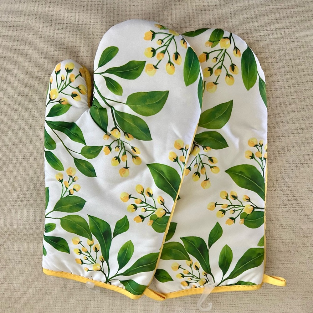 New Hello Spring Floral Print Oven Mitts -Set of 2